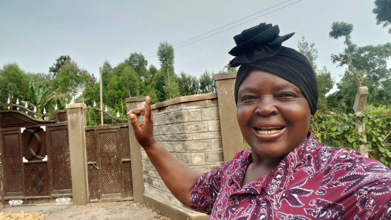 Placing my gate in the village of KAKAMEGA county Kenya @judithdownthevillages 