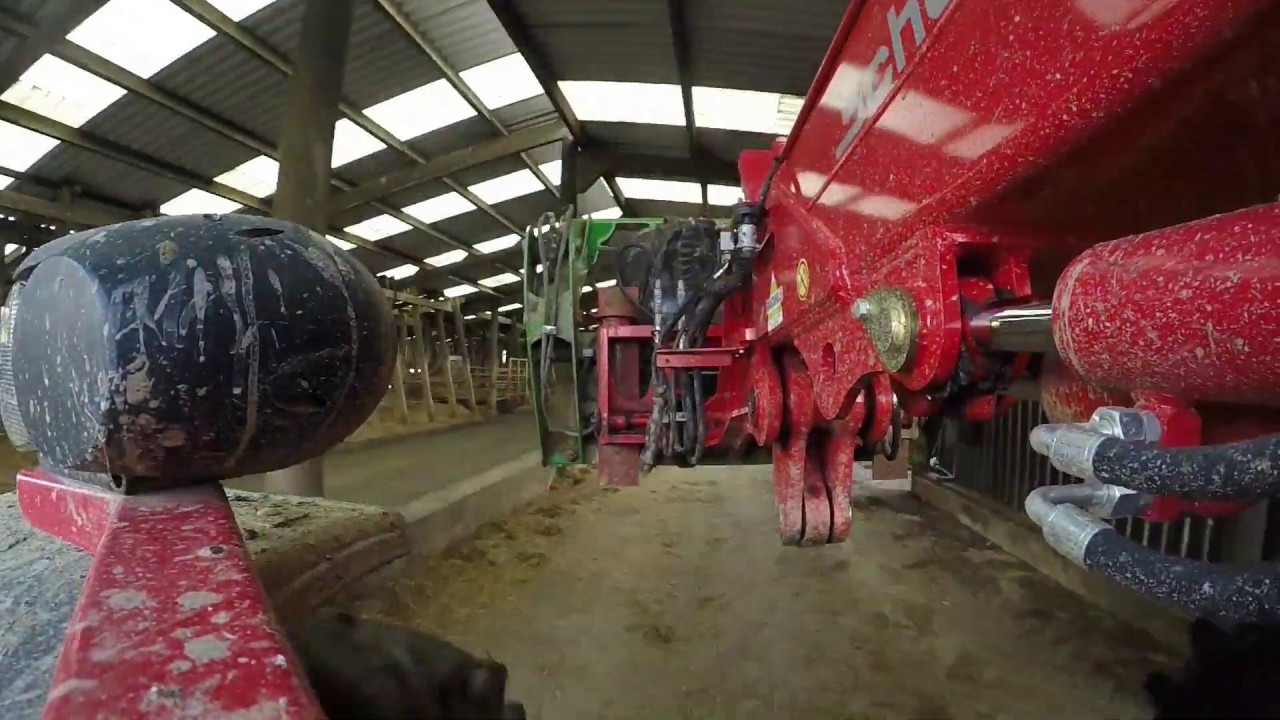 Feeding round bales with a Cashels bale shear and Schaffer 9630