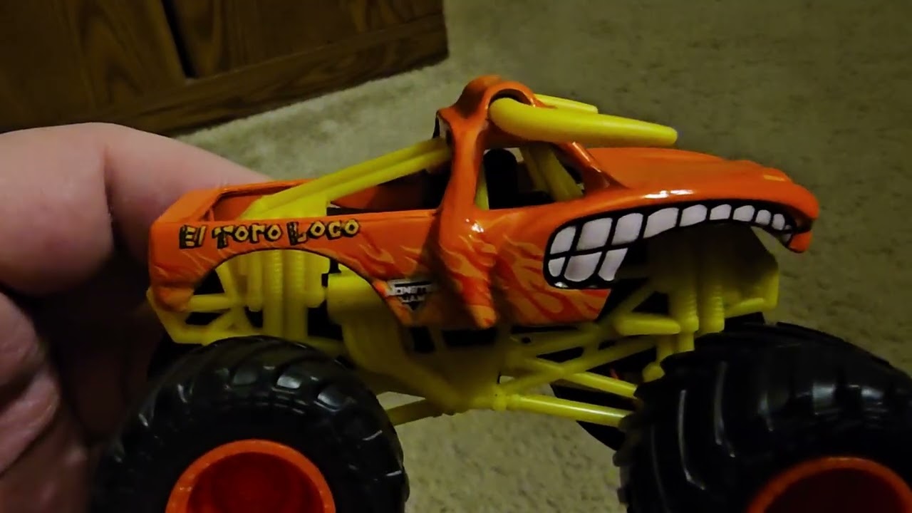 Spinmaster Max–D 20th Anniversary Vs El Toro Loco #Unboxing On Christmas Day #spinmastermonsterjam 