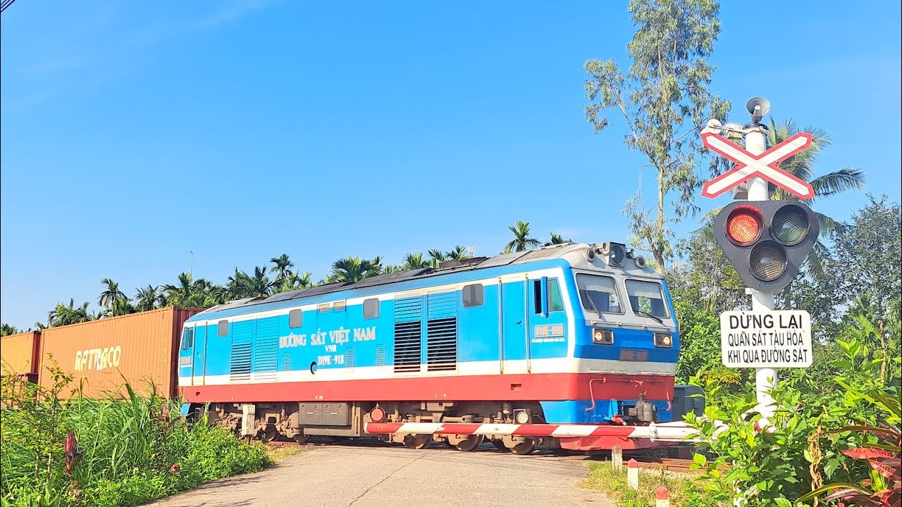 Vietnam Train 2026 - Amazing Diesel Train With Beautiful Train Horns