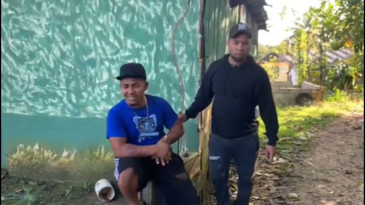 Hombre vivía en casa de su suegra mantenido por su mujer extranjera y quería sacar la doña. película