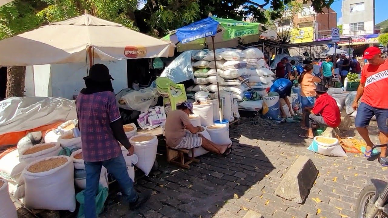 VEJA A GRANDE FEIRA É O CENTRO DA CIDADE DE ITAPIPOCA COMO VOCÊ NUMCA VIU UMA GRANDE MOVIMENTAÇÃO