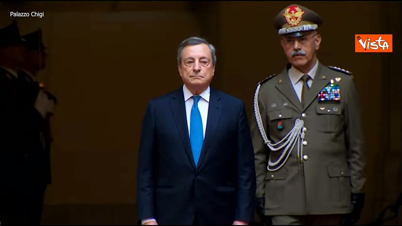 Applausi e picchetto d'onore per Draghi all'ultima uscita da Palazzo Chigi