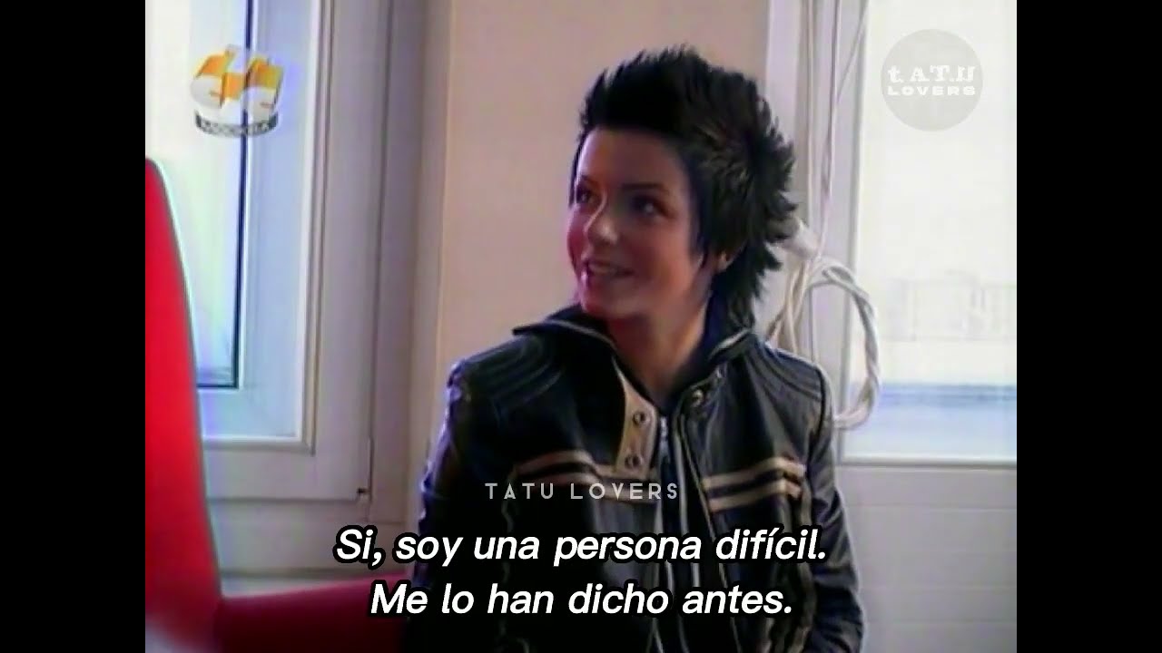 t.A.T.u. - Julia Volkova se enoja con el fot&oacute;grafo in Podnebesnaya (2004)
