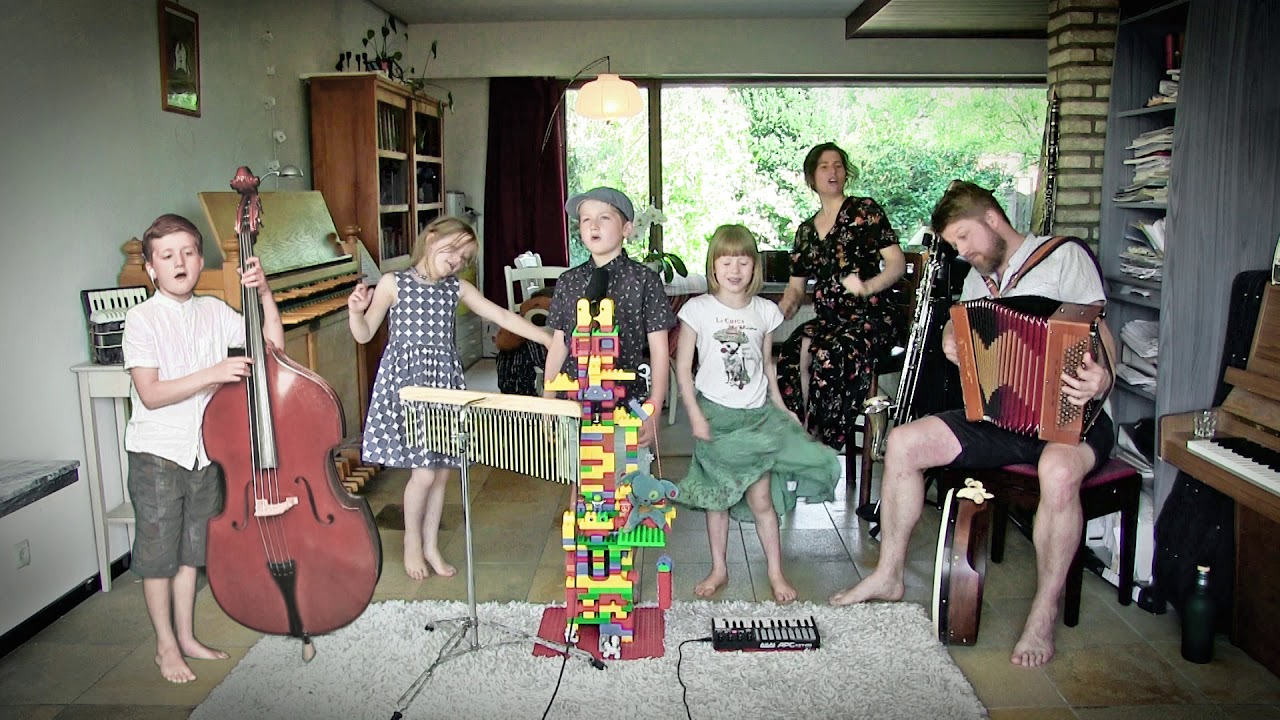 Ai Ai Olga! - Corona lockdown huiskamer Seven Nation Army familieversie