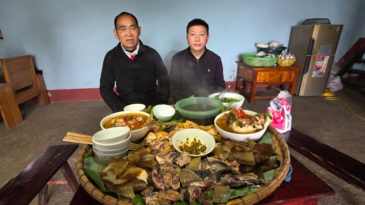 Ngày mùng 10 Tết mâm cỗ lợn gác bếp gà đen gặp Trưởng thôn Bí Thư. Nguyễn Tất Thắng