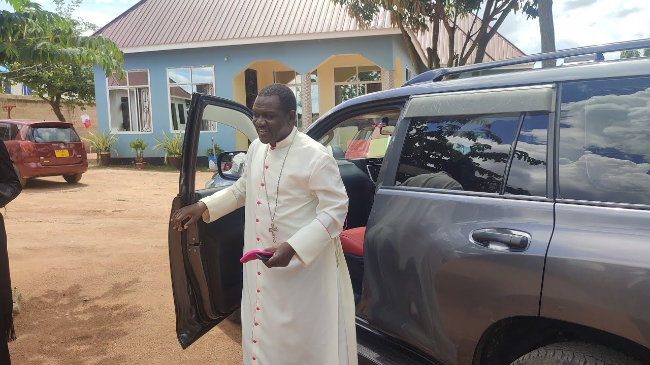 Askofu Mkuu Renatus Nkwande Alivyowasili Parokia ya Mahina Mwanza Tayari Kuadhimisha Ibada IjumaaKuu