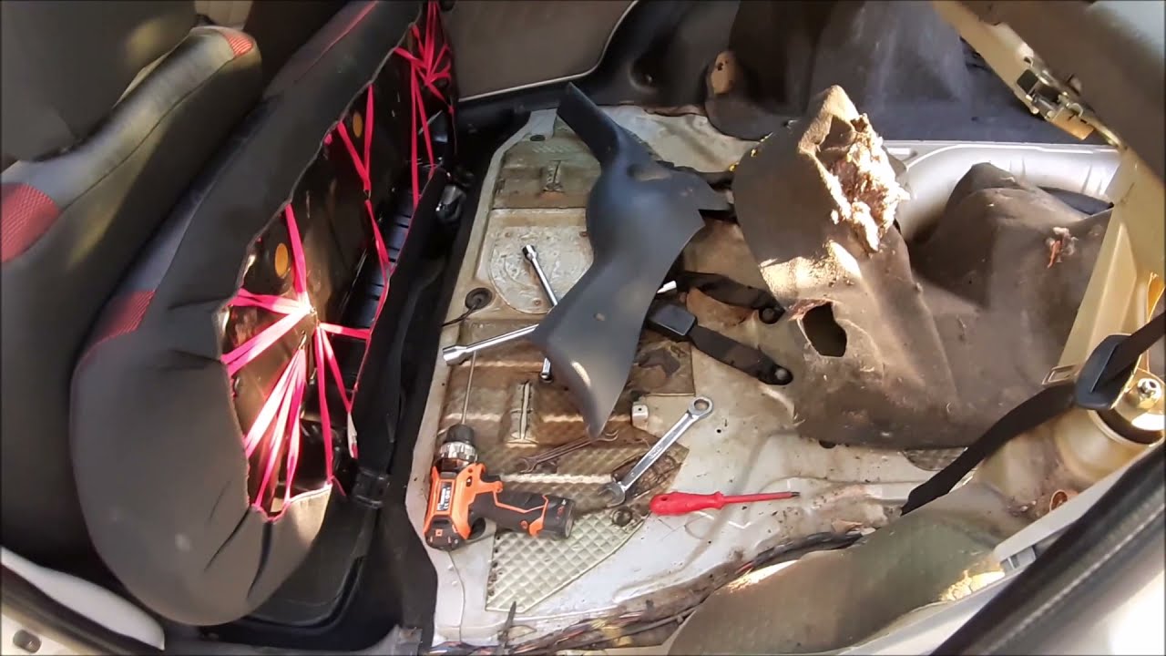 Fiat Albea İç Temizlik - Bagaj Halılarının Sökümü