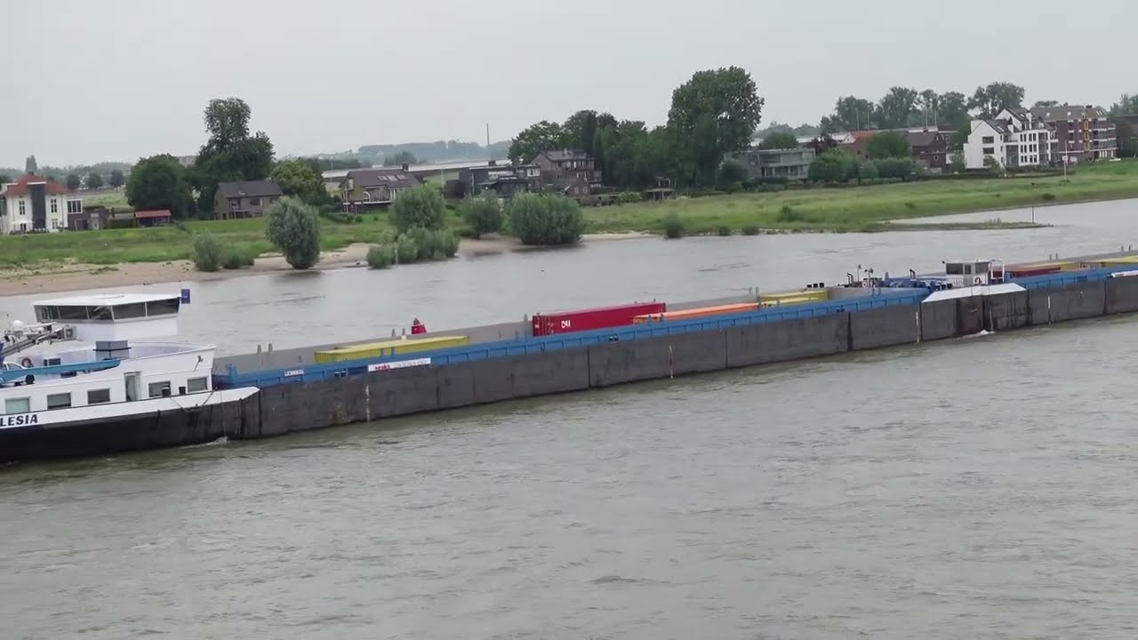 OLESIA ploegt bij Nijmegen tegen de sterke stroom in.
