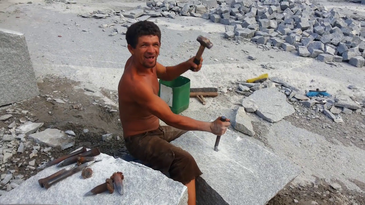 BAJAU CORTANDO PEDRA  NA GRANDE PEDREIRA DA CIDADE DONA INÊS PB