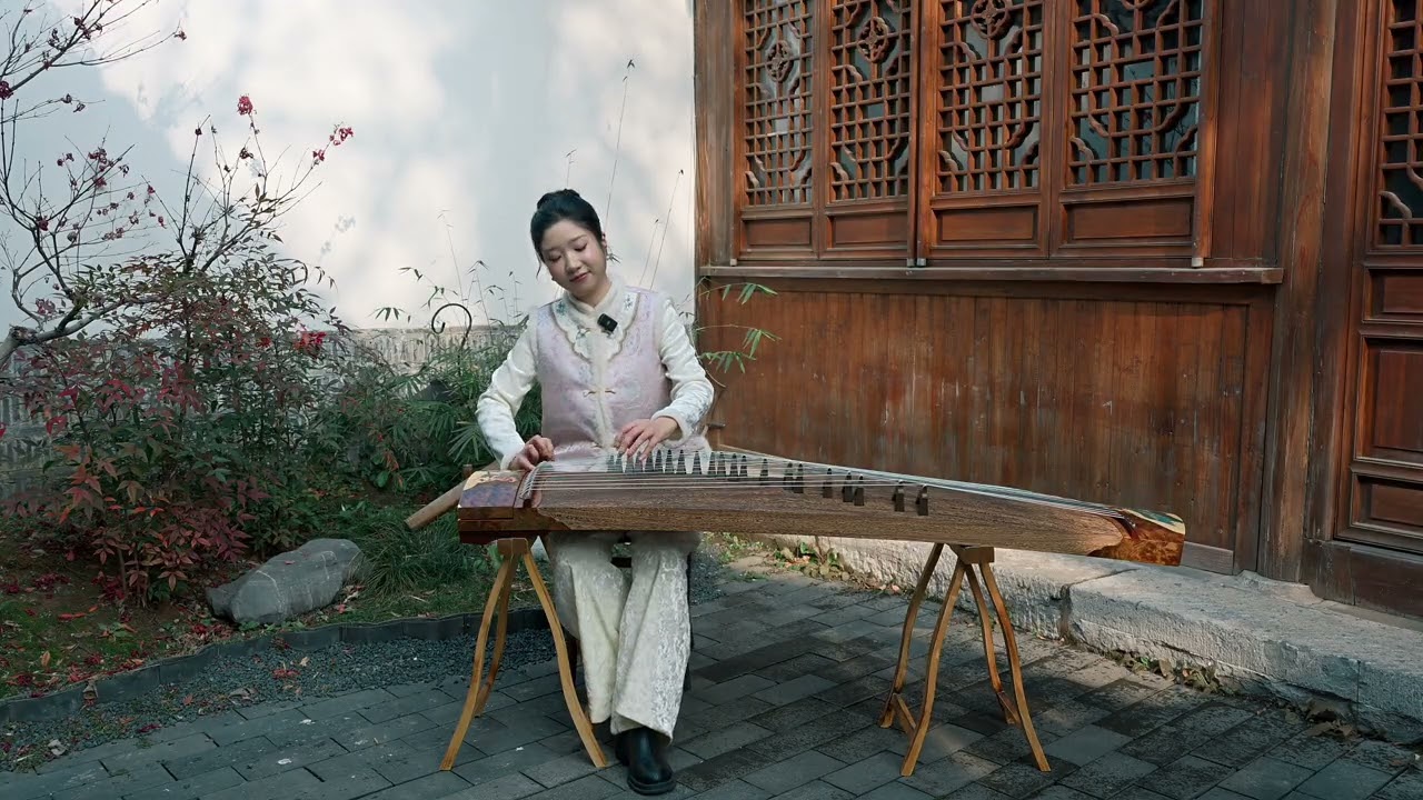 A spontaneous moment in the garden, with the natural and birds.Enjoy the musical time#music #guzheng
