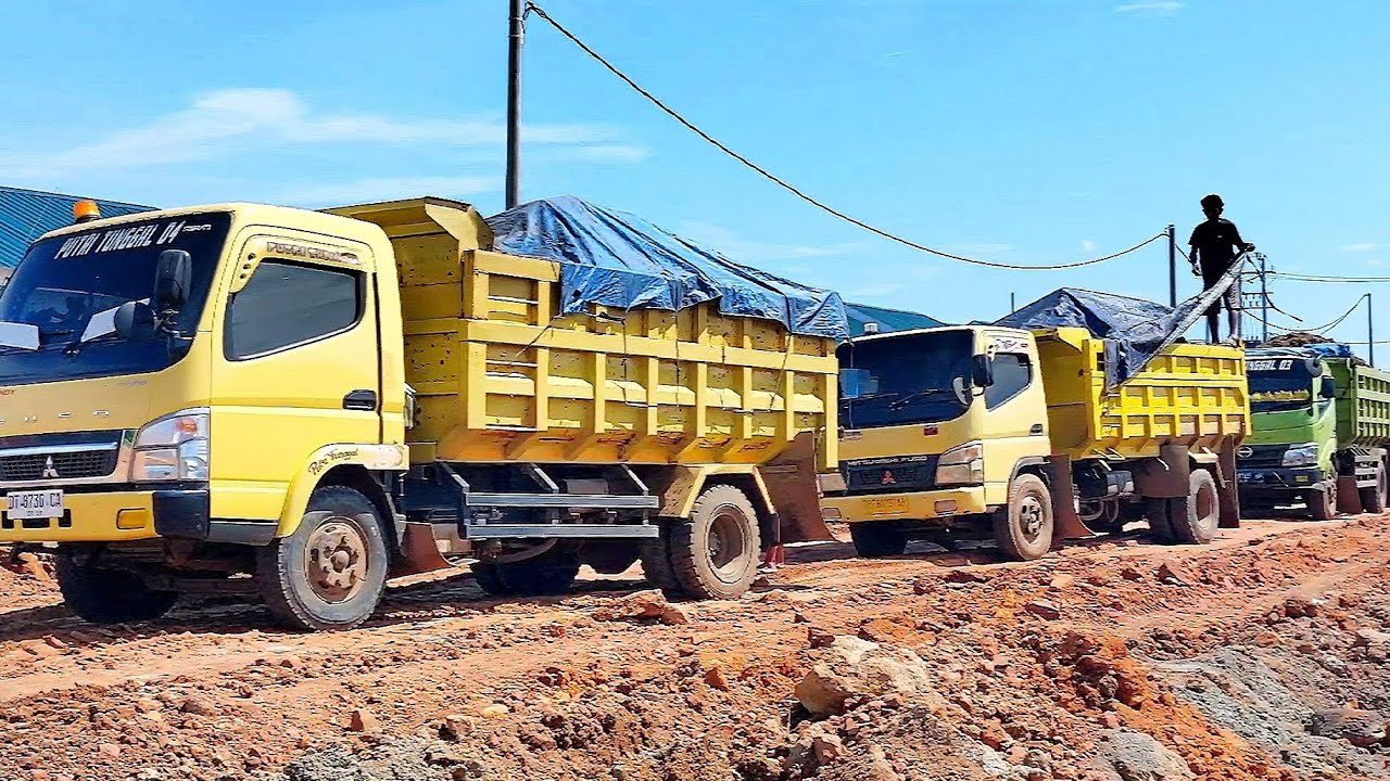 ROMBONGAN Mobil Dump Truk Pengangkut Muatan TANAH Urug,JOMPLANG Full Bak Menggunung DiLokasi Proyek 