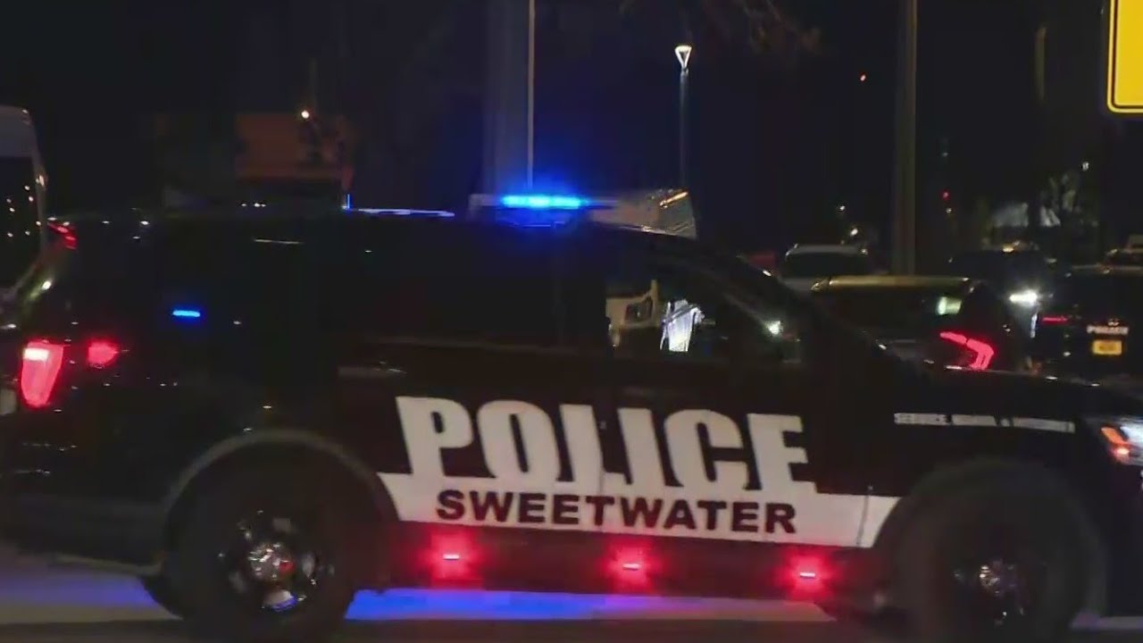 Sweetwater police officers shoot and kill a man armed with a knife after a 
