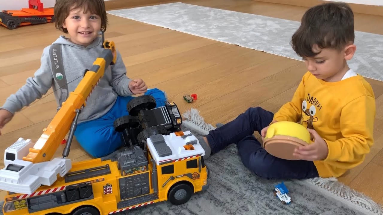 Yusuf ve Fatih Selim vinç oynuyorlar🏗🤪Arabaları çekmeye çalışıyorlar, ama olmuyor😨