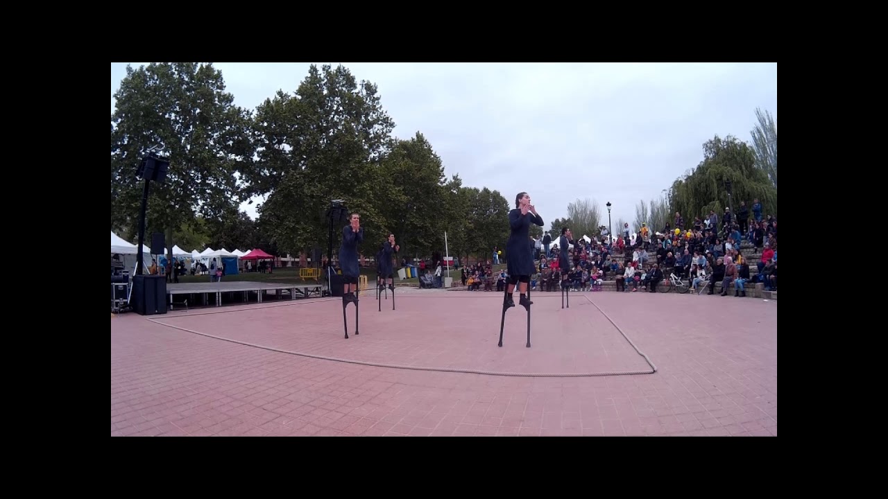 Mul&iuml;er, espectacle de dansa amb xanques al parc de Les Morisques.