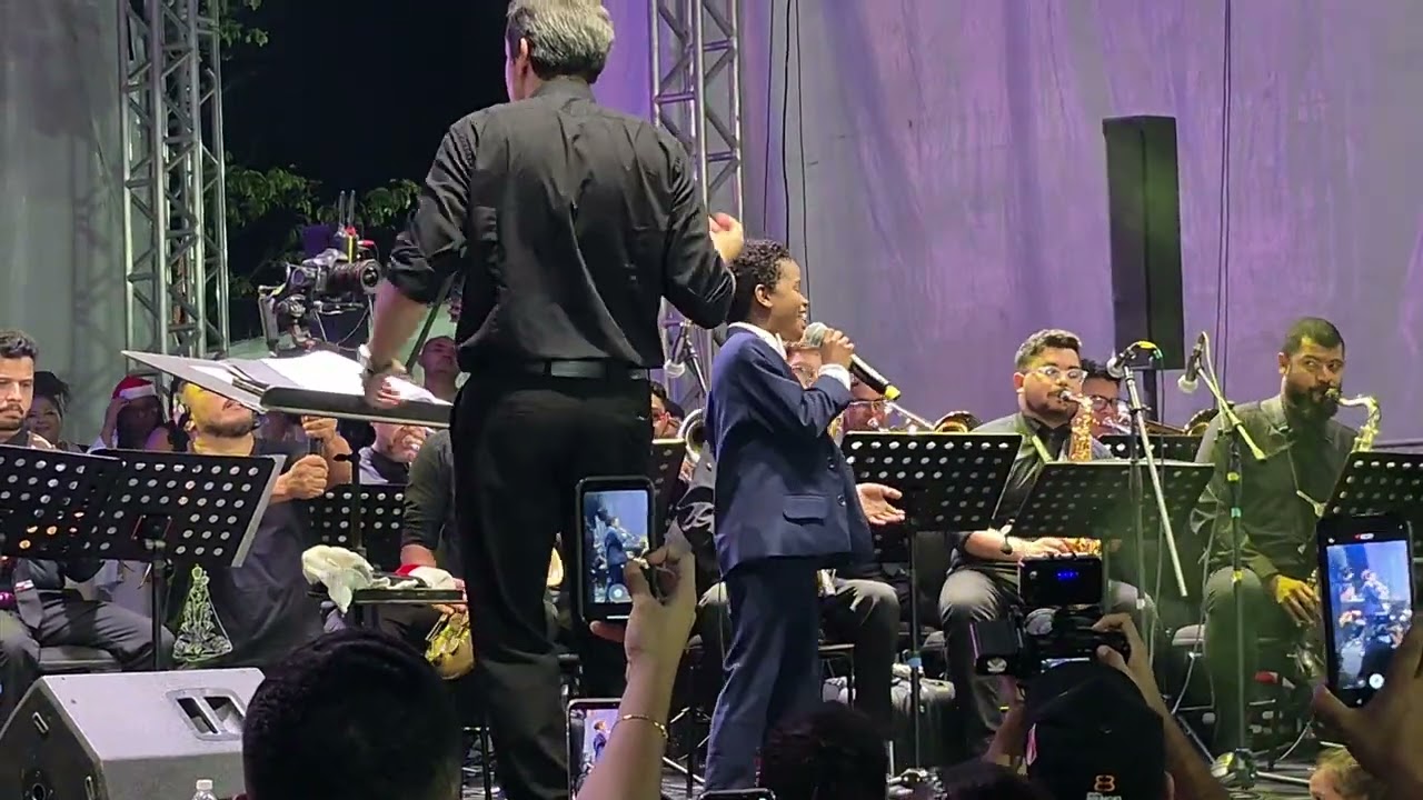 Luiz Gabriel, da cidade de Marabá/PA, cantando com a Amazônia Jazz Band em  Belém/PA 