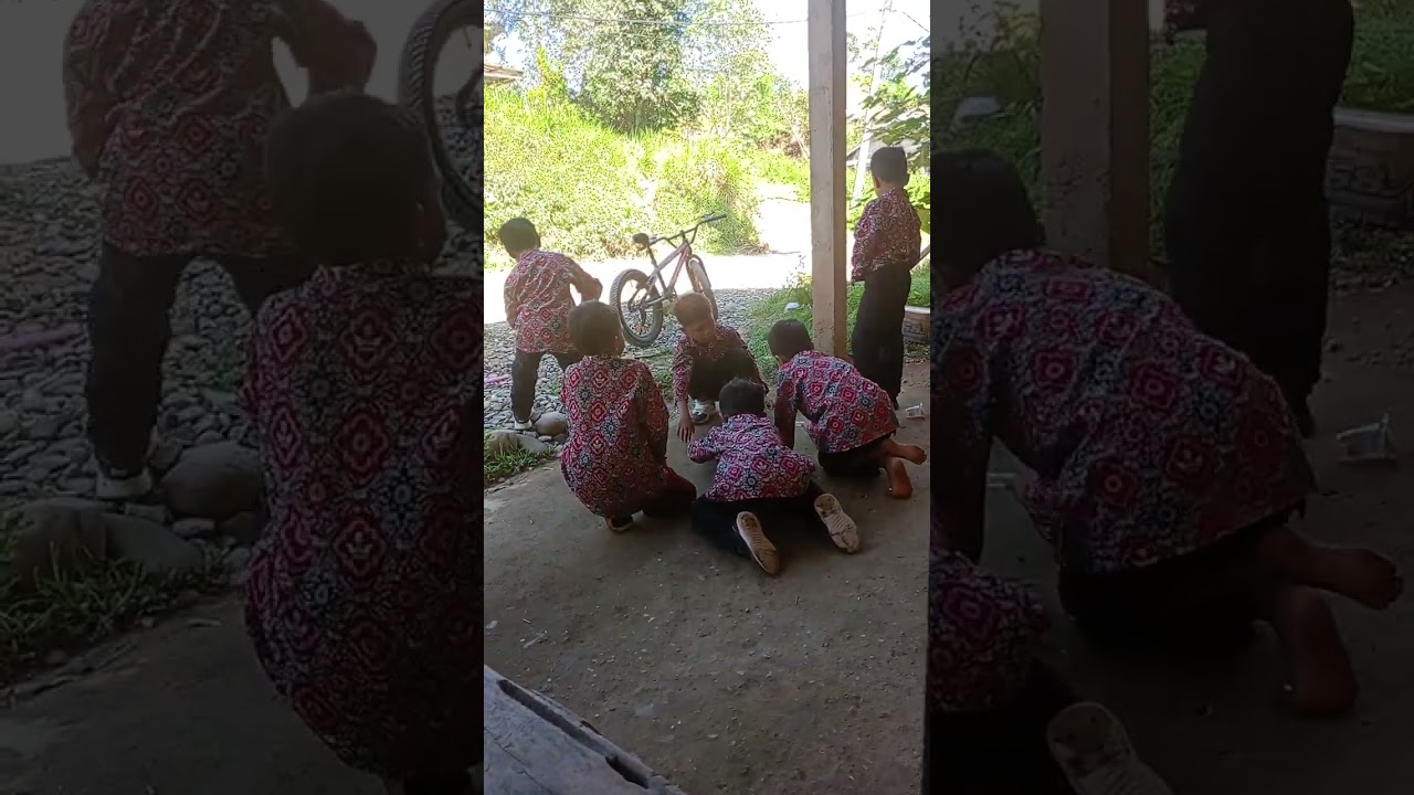 Anak-anak jam istirahat di kantin sambil bermain 