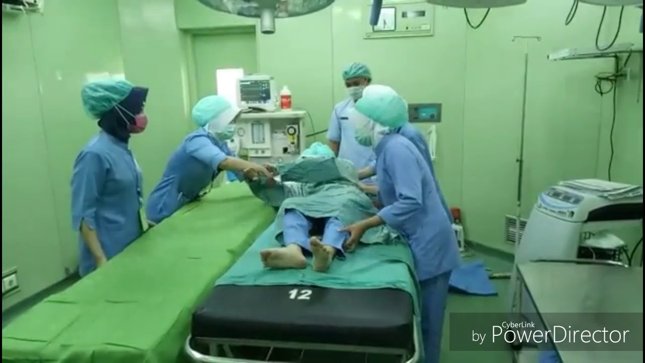 TATA CARA PEMINDAHAN PASIEN DARI BRANKAR KE MEJA OPERASI - By Mahasiswa  UM Banjarmasin