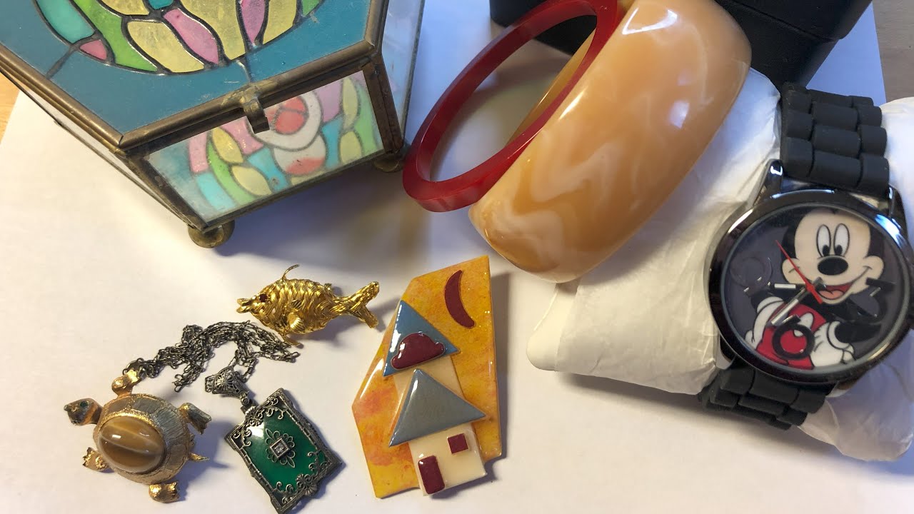 Small vintage haul Disney, Bakelite, Camphor/Uranium glass +more. Pequeño lote de joyeria vintage.