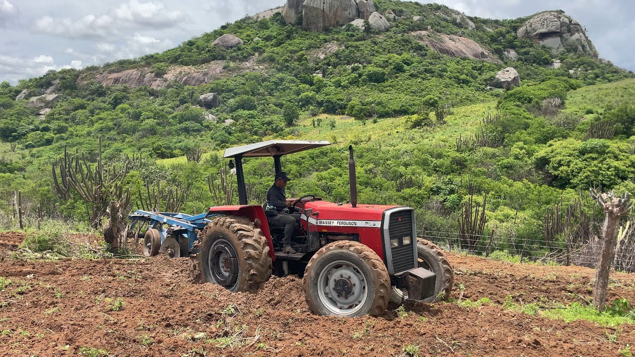 O tratorista RÓ quase se atolou o traçado no pé de serra