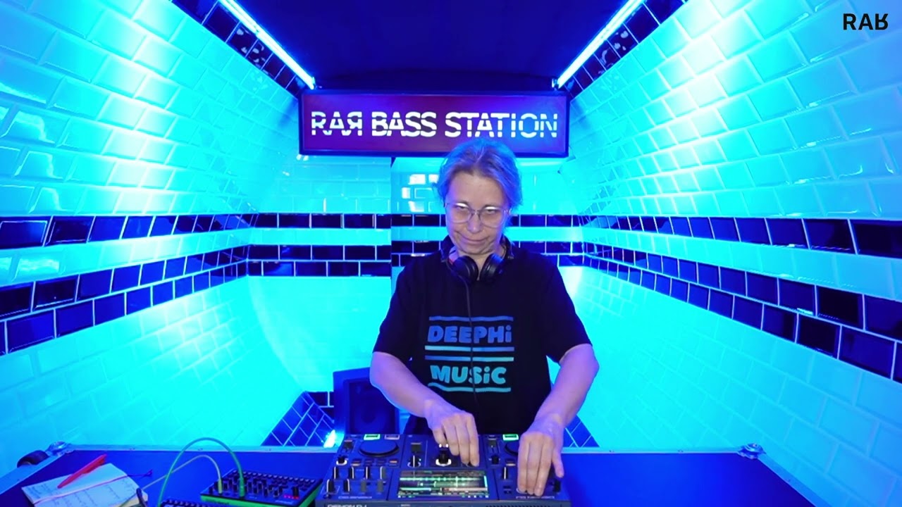 DEEPHI / 118 BPM - BASS STATION 2 - 133 / LIVE DOWNTEMPO
