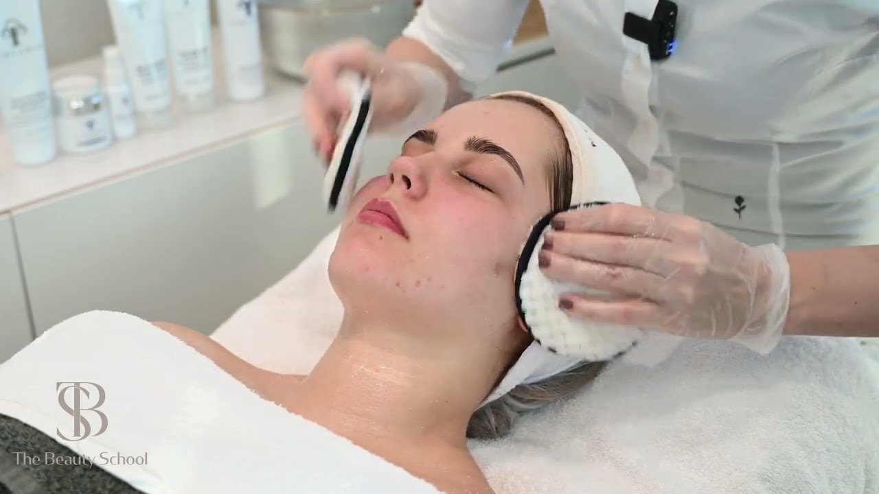 The Beauty School - Gesichtsbehandlung
