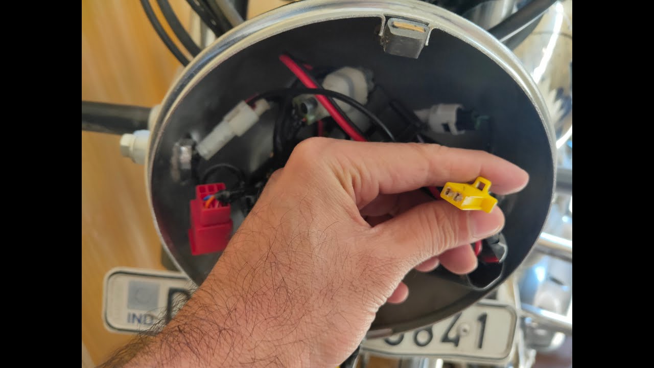 RE Interceptor/GT 650- Using the Accessory Socket.