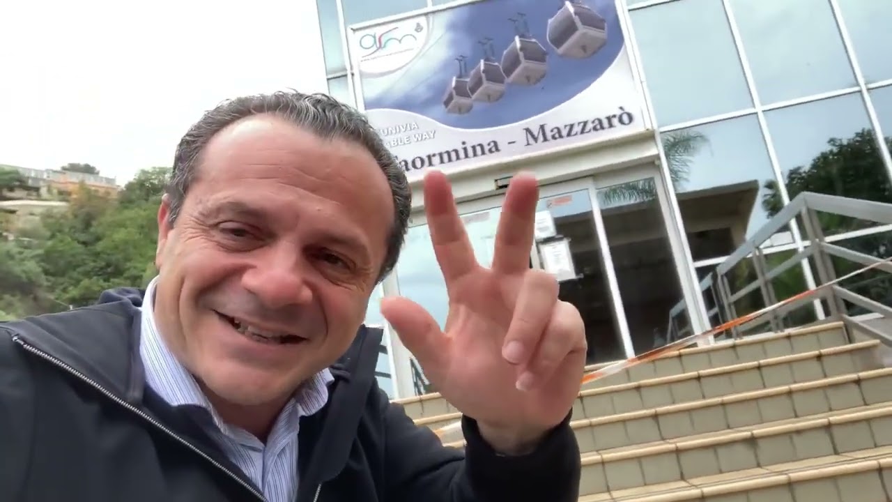 Cateno De Luca - Ora riaprirà la funivia di Taormina! (09.05.23)