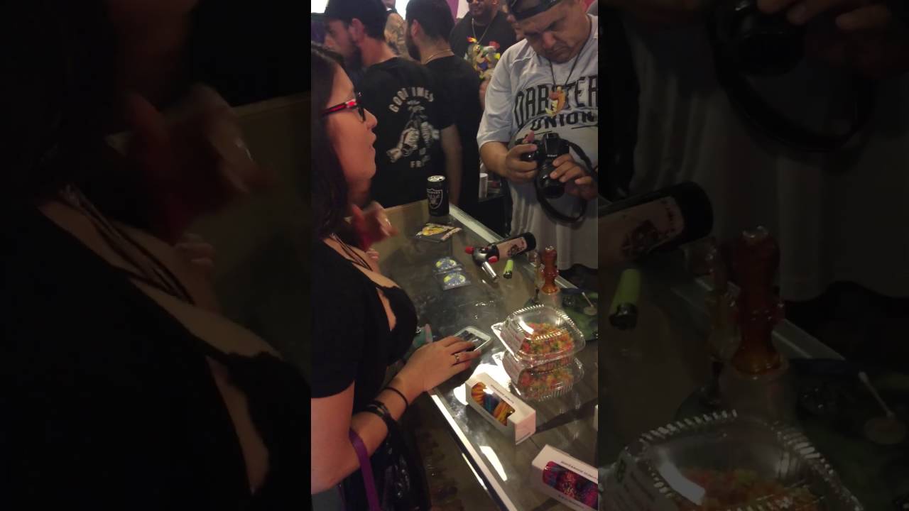 @Litaura Taking Free Dabs @TacoSesh