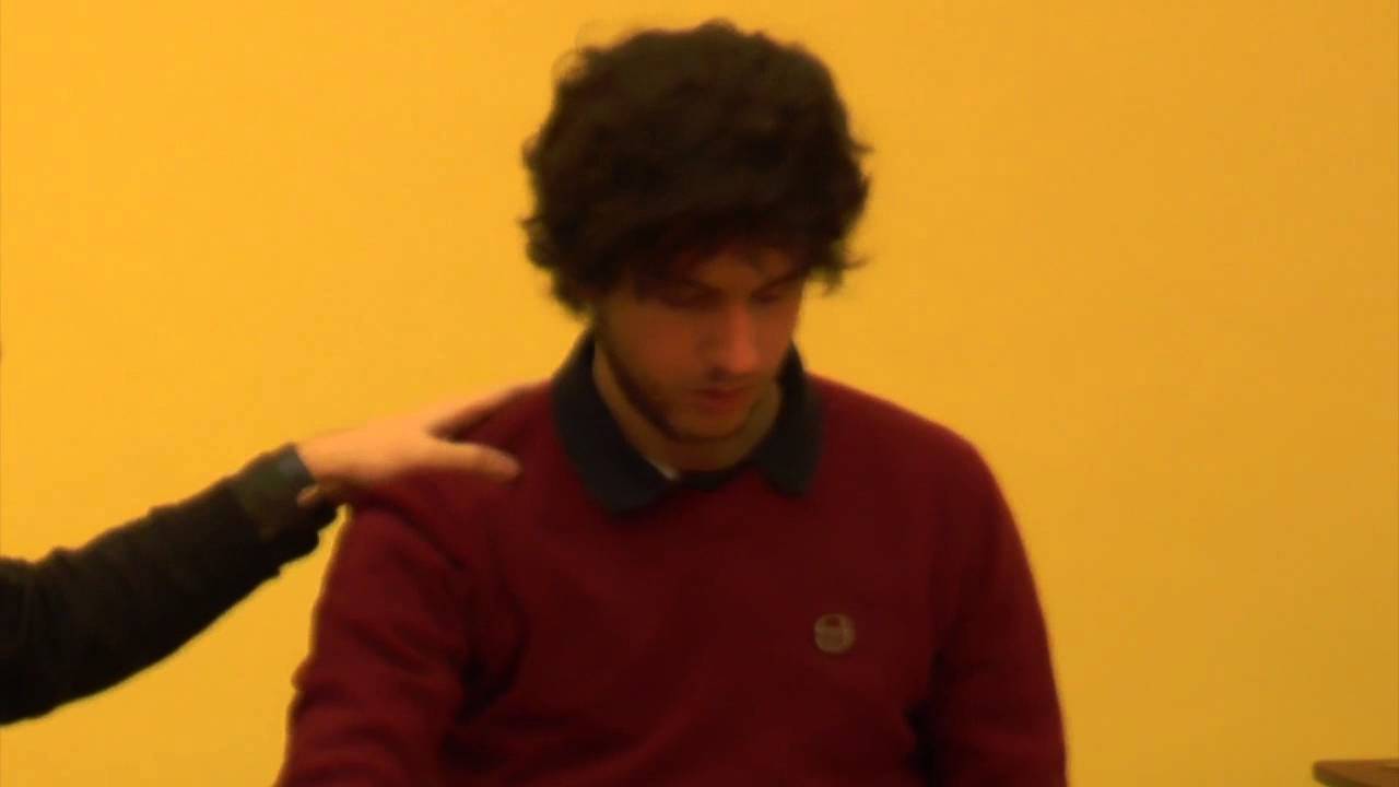 Ipnosi mano che si abbassa