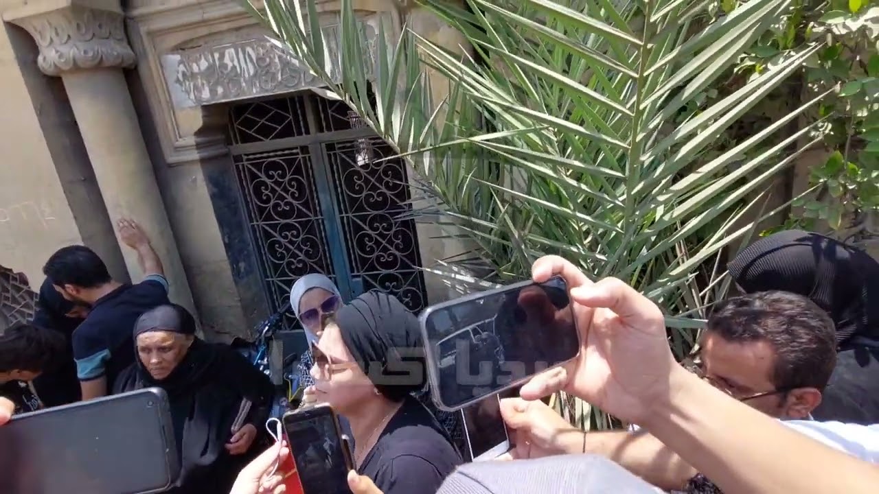 انهيار جنى ابنه المذيعة شيماء جمال فى أول ظهور خلال دفن والدتها بالسيدة نفيسة