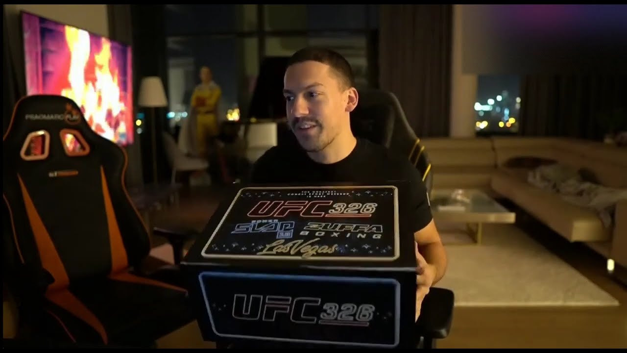 Baka Prase otvara poklon od UFC-a