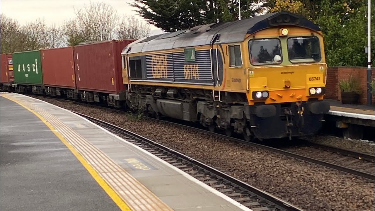 &ldquo;Swanage railway&rdquo; 66741 4L19 STP with 30 containers 09;57 2E Lea Road 12/11/2025