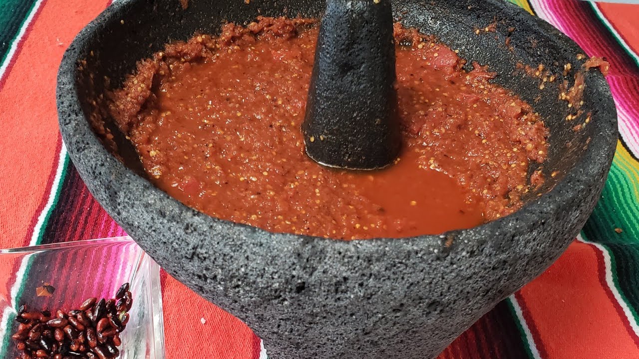 molcajete de salsa de chile chiltepin // para acompañar lo que quieras