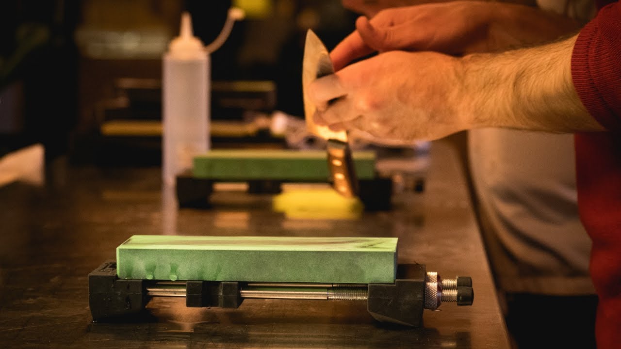Cómo afilar un cuchillo de cocina con piedras al agua