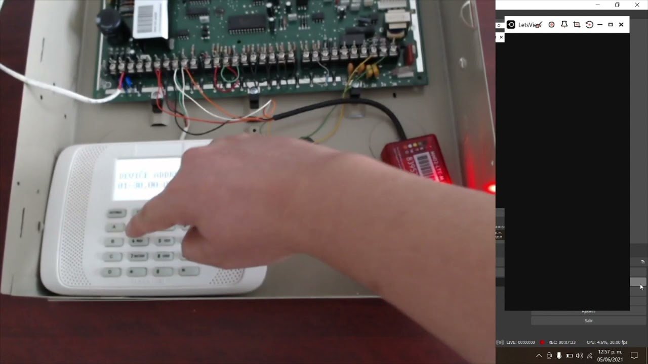 Configuración de un comunicador MN02LTEM en un panel Vista50P