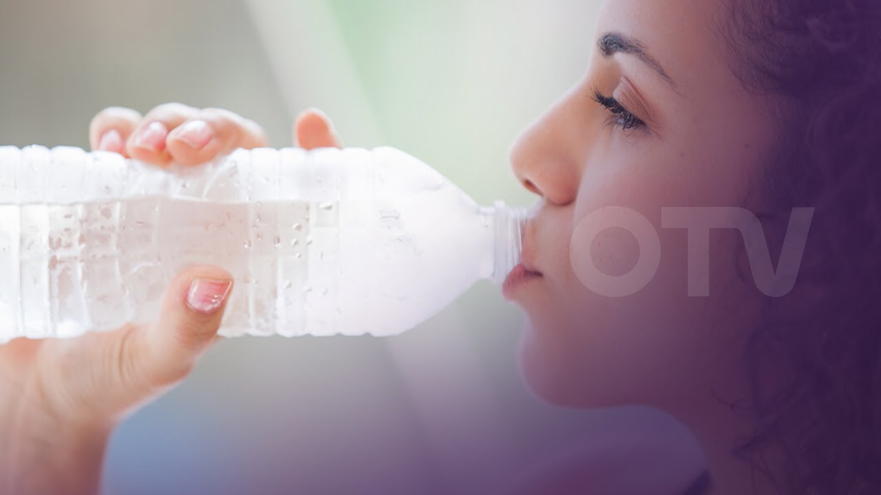 الماء البارد على معدة فارغة والفواكه المثلجة... هل هي خطر على صحتك؟