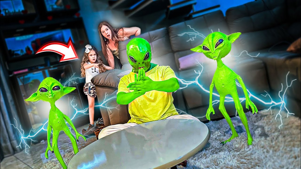 ENCONTRAMOS A LARISSA COM OS ALIENÍGENAS ASSUSTADORES NA SALA! ( estamos com medo )