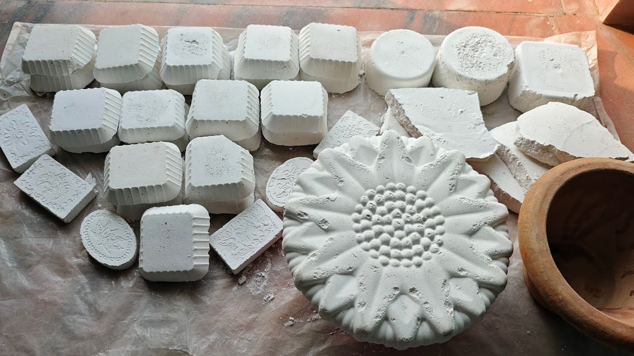 Masterpiece soft gymchalk crumbl in Claypot with oil+pouring in 💦 dusty #purecement #gymchalk #clay 