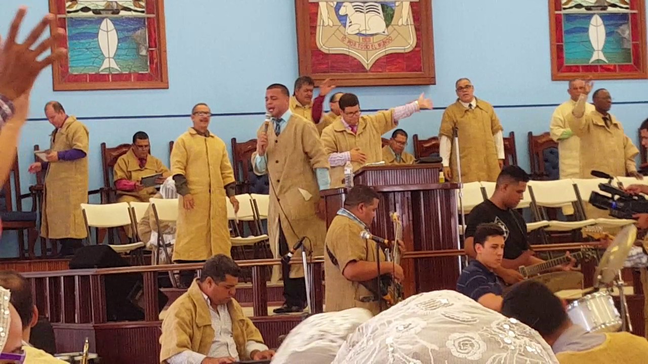 Pastor: Alexis López Díaz cantando 