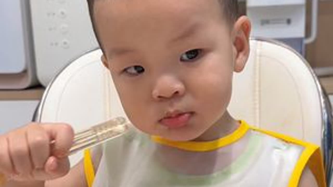 这就是我养了两年的娃，看看 懒妈能把娃培养的多独立？动手能力有多强～#宝宝晚餐 #独立宝宝 #两岁宝宝的一天