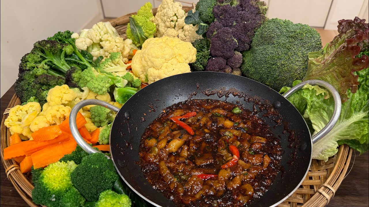 Súp lơ ngũ sắc ăn kèm chảo Kho Quẹt vô cùng đơn giản nhưng lại cực kì bắt cơm, bao nhiêu cũng hết.