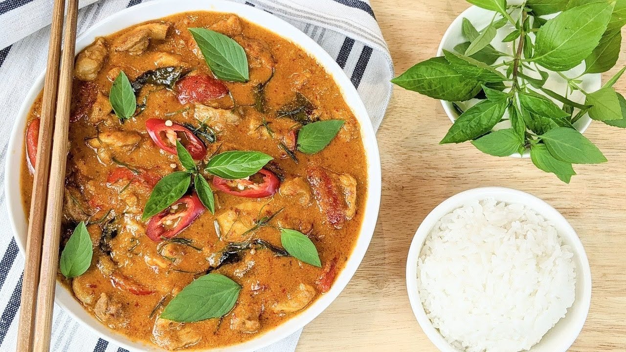 Recette de CURRY PANANG AU POULET (cari thaï) avec pâte de curry maison - HOP DANS LE WOK