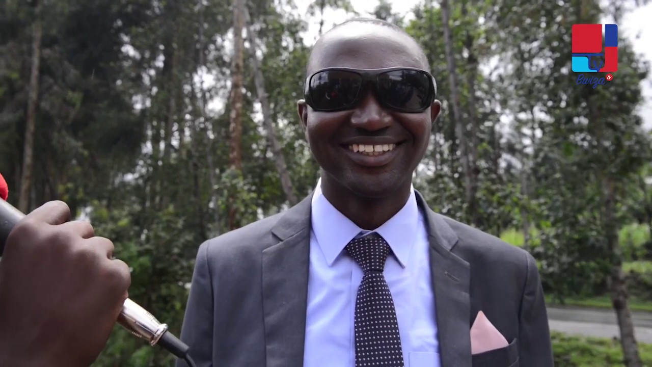 Umuhanzi Epimaque ufite ubumuga bwo kutabona yasezeranye n'umugangakazi… Ndamukunda,bancaga intege..