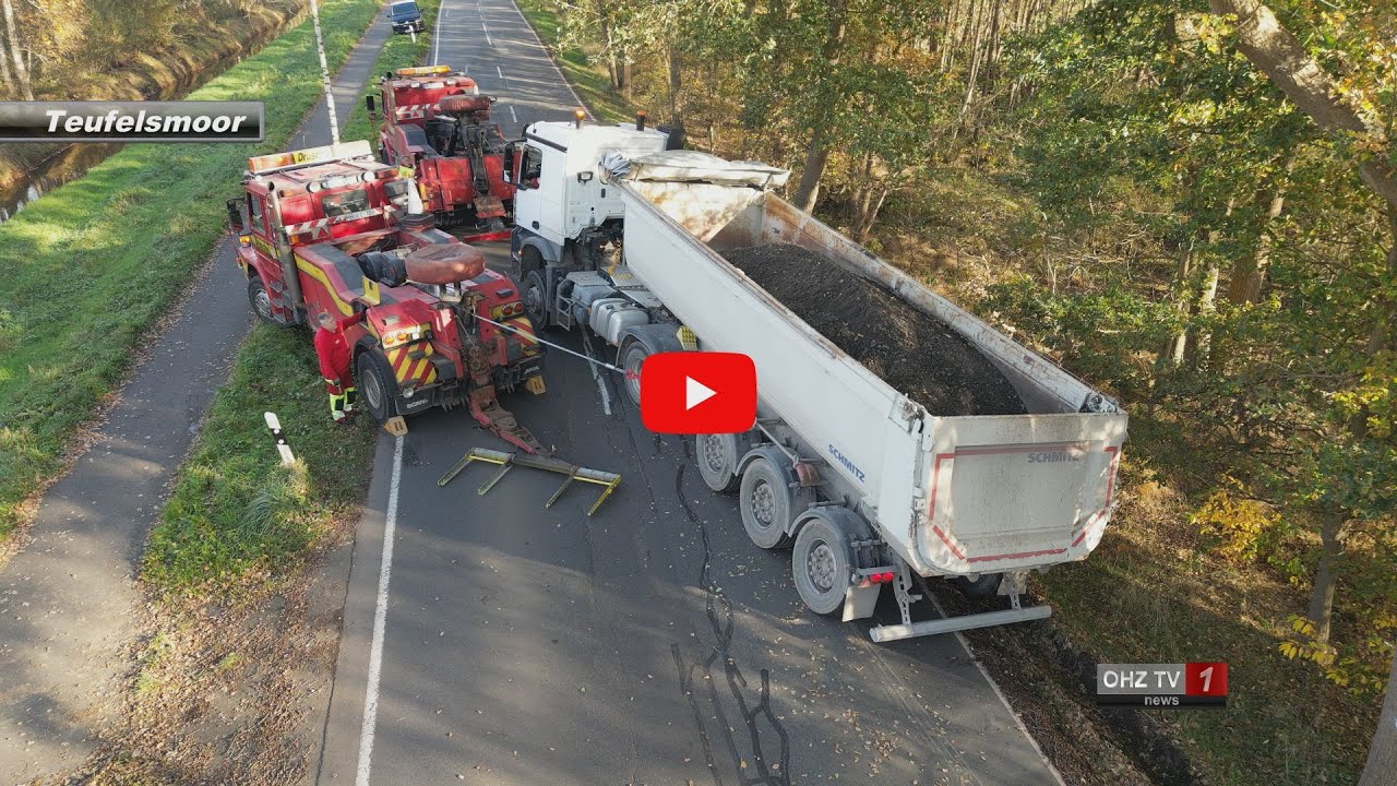 LKW gerät in gefährliche Schräglage und droht umzustürzen