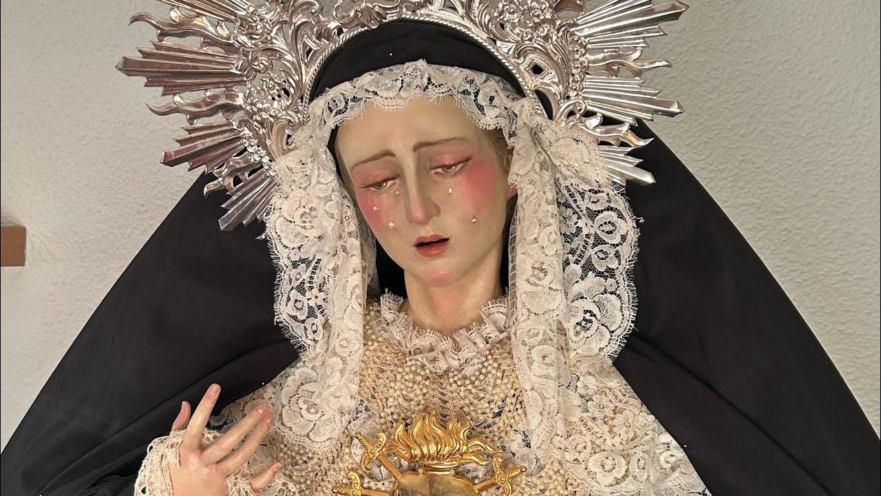 Vistiendo a la Virgen del Amor y al Santísimo Cristo de la Caridad