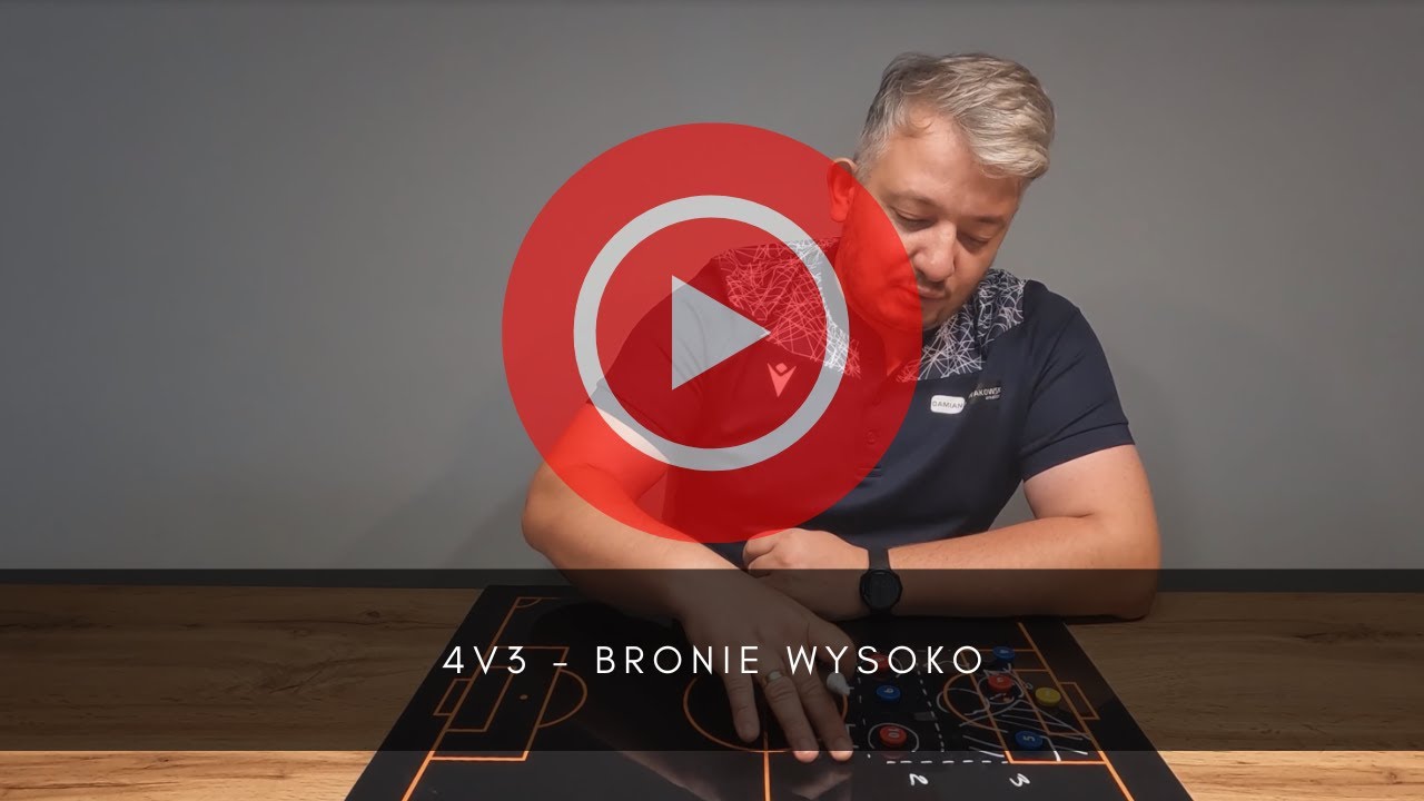 Gra 4v3 - bronie wysoko.