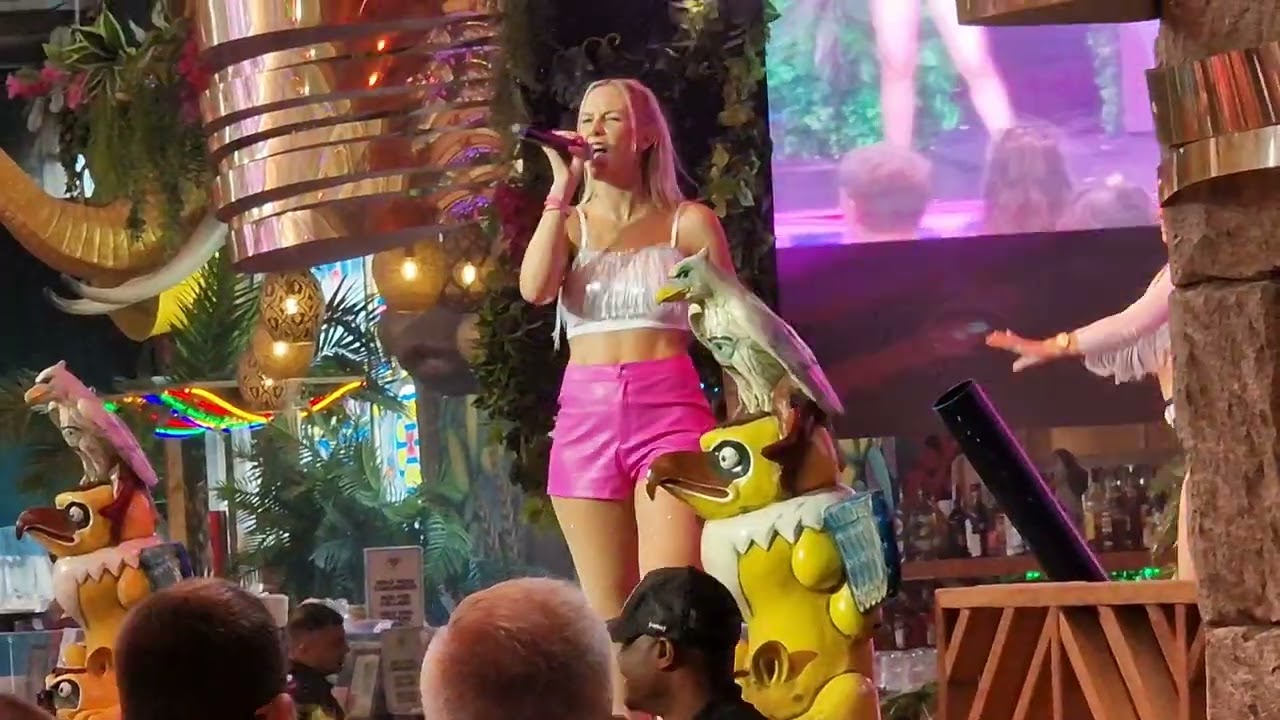 Mallorca Megapark 2024 Milla Pink live mit Auf dem Besen an den Tresen