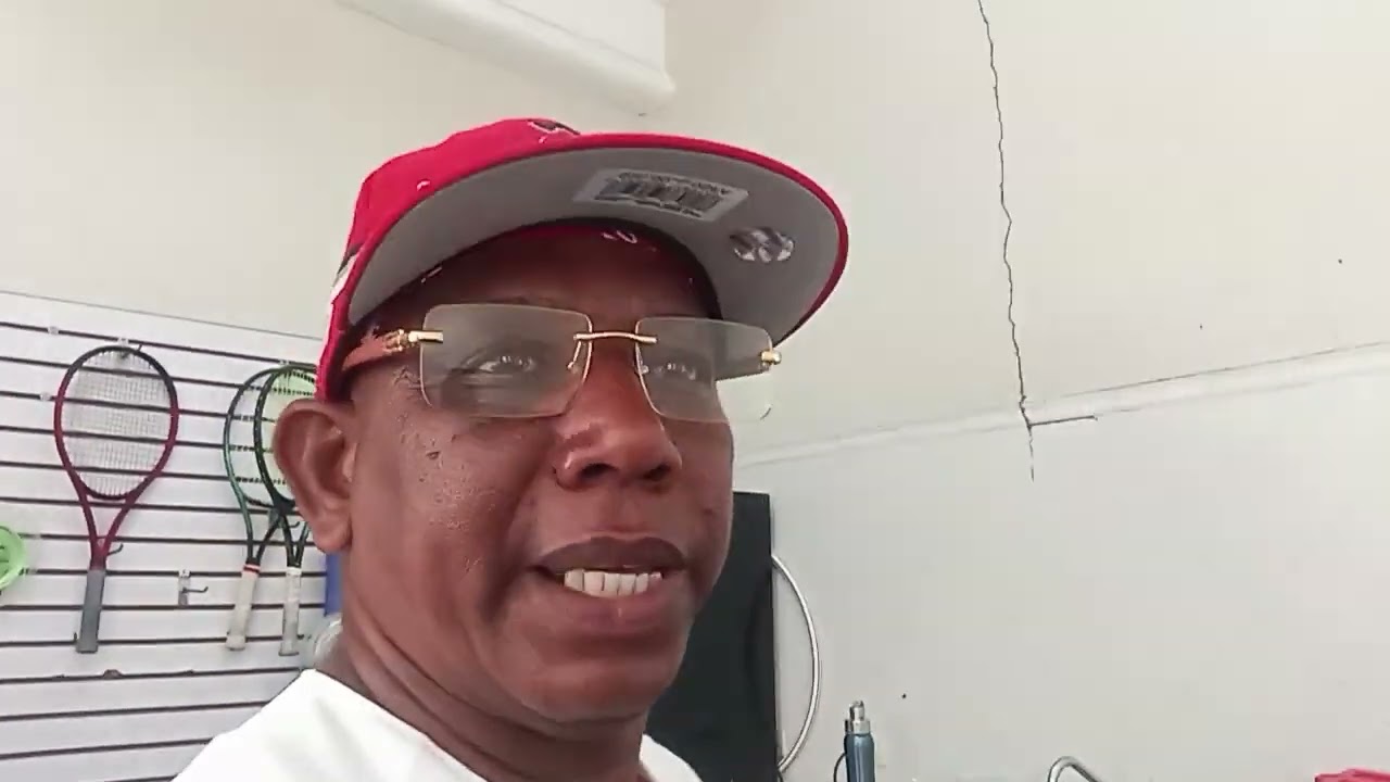 Entreviste. Con.  Un. Técnico. De. La. Raqueta del. Tenis. De. Campo el chory