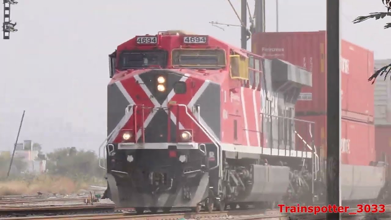 Veloz y colorido Intermodal FXE vs Turno Tricolor de CPKC en el JUA-MOR 250